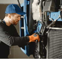 Tñecnico realizabdo mantenimiento correctivo a equipo de aire acondicionado