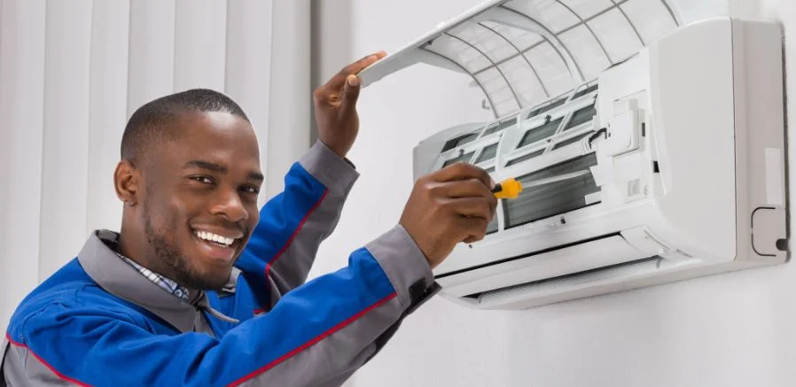 Tecnico haciendo Mantenimiento de aire acondicionado